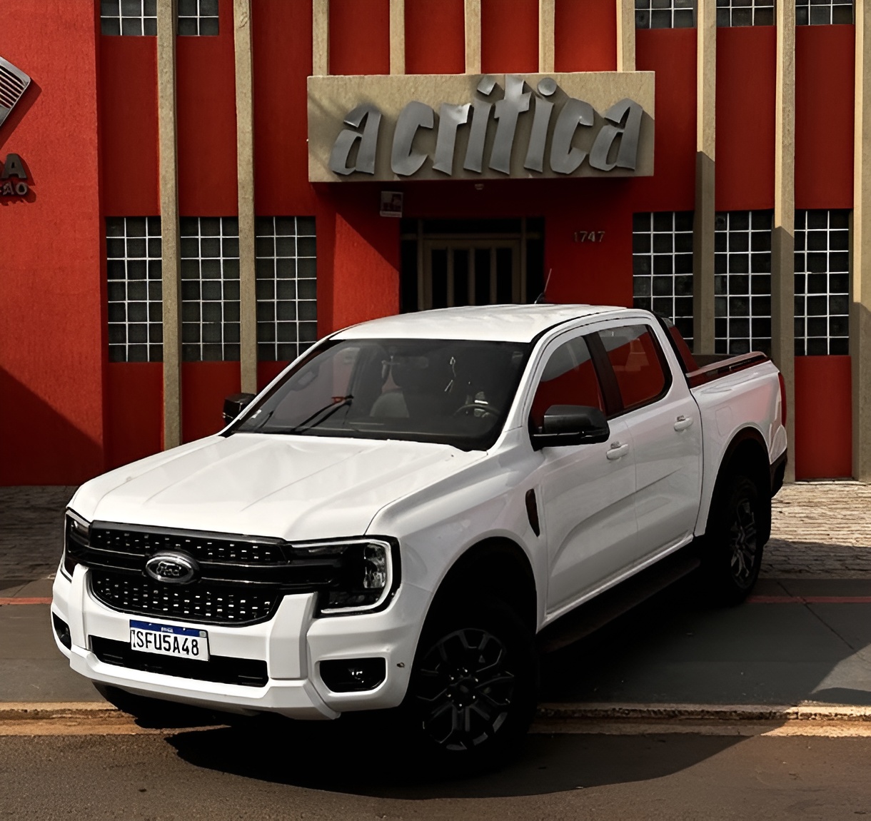 A Nova Ranger estacionada em frente ao prédio de A Crítica. A picape Ford se destaca com atualizações over-the-air, combinando inovação e elegância.