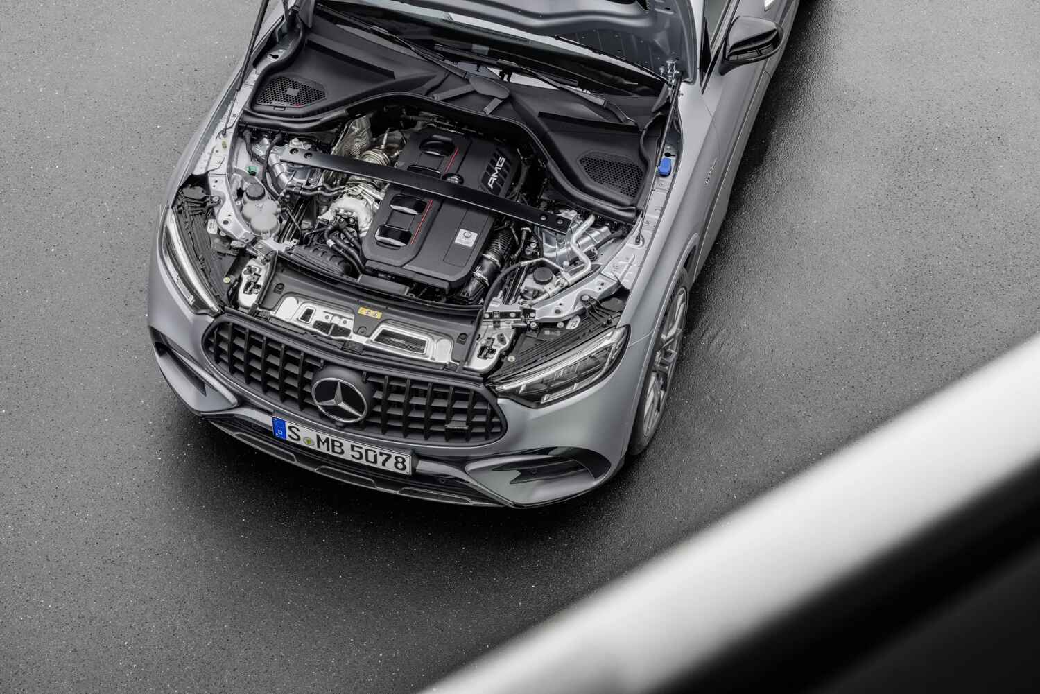 O GLC 63 S E PERFORMANCE combina um motor turbo de 2,0 litros e quatro cilindros (o mais potente da categoria, com 476 cv) com um motor elétrico de 204 cv 