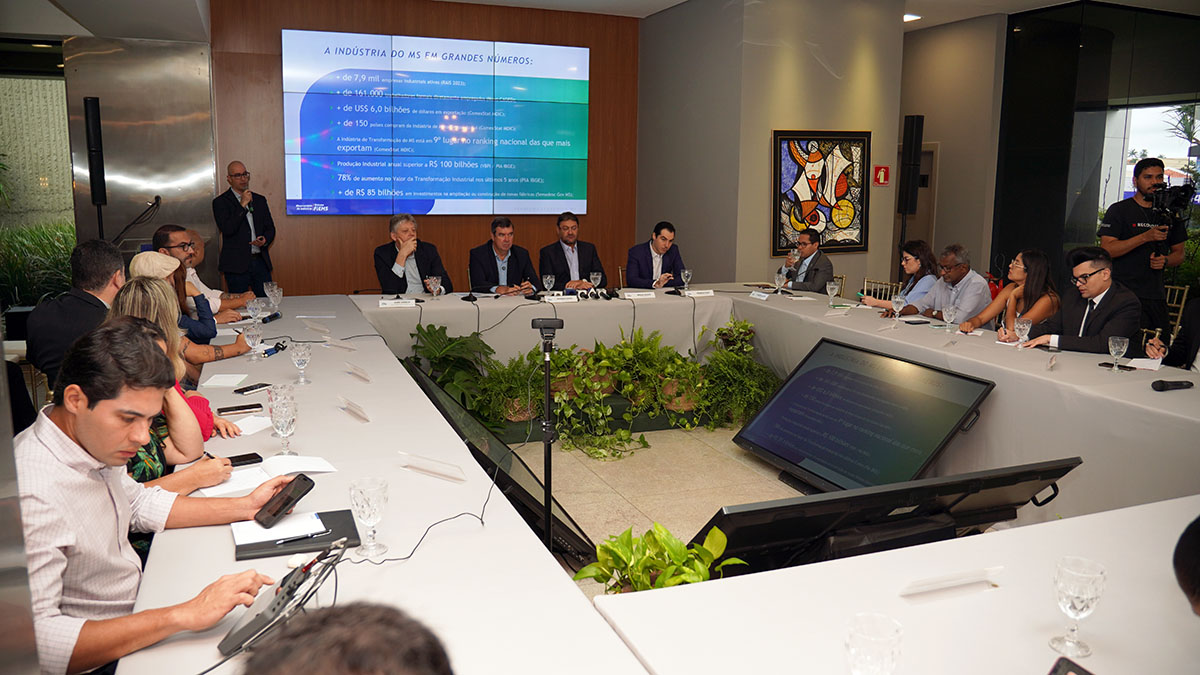  Jornalistas e autoridades acompanham apresentação dos dados do setor industrial na Casa da Indústria, em Campo Grande.