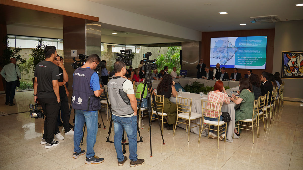 Coletiva de imprensa realizada na Casa da Indústria em Campo Grande, reunindo jornalistas, representantes do governo e da FIEMS para apresentação do balanço e projeções da indústria de Mato Grosso do Sul.