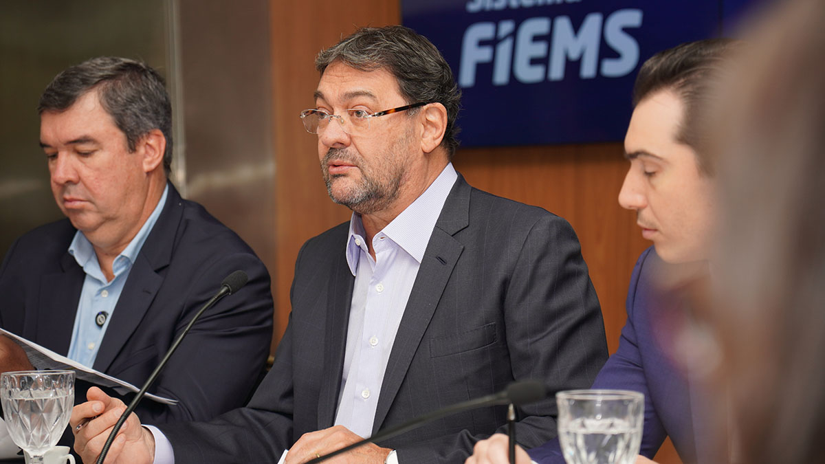 Governador Eduardo Riedel discursa ao lado do presidente da Fiems, Sérgio Longen, durante evento sobre o desempenho da indústria sul-mato-grossense.