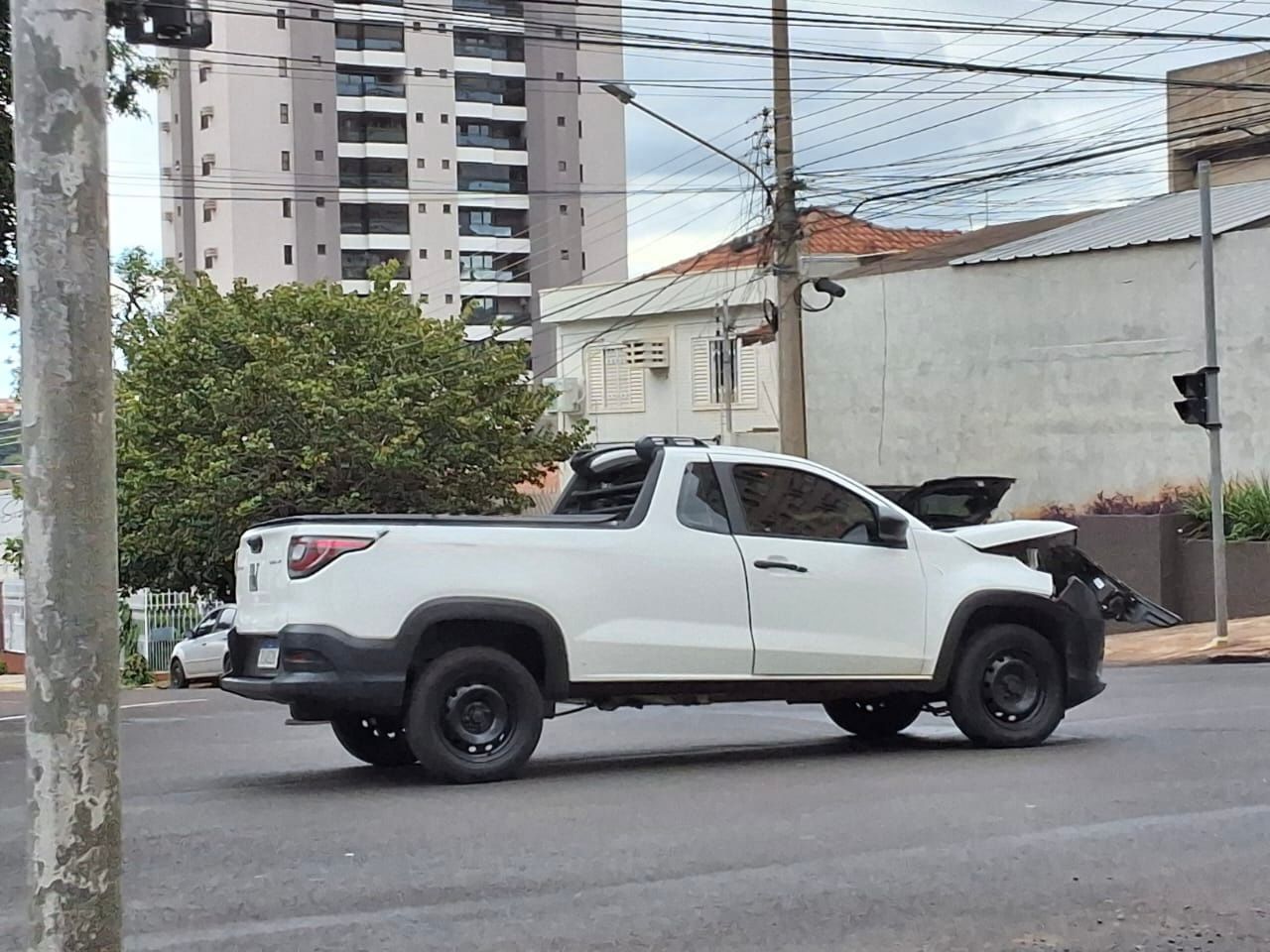 Um Honda WR-V capotou após colisão com um Fiat Strada no centro de Campo Grande.