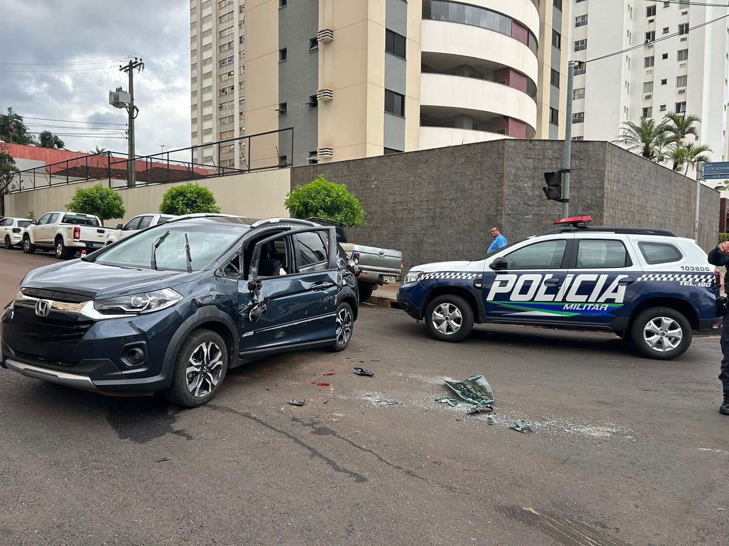 Honda capota após colisão com Fiat no centro de Campo Grande; motorista foi socorrida consciente