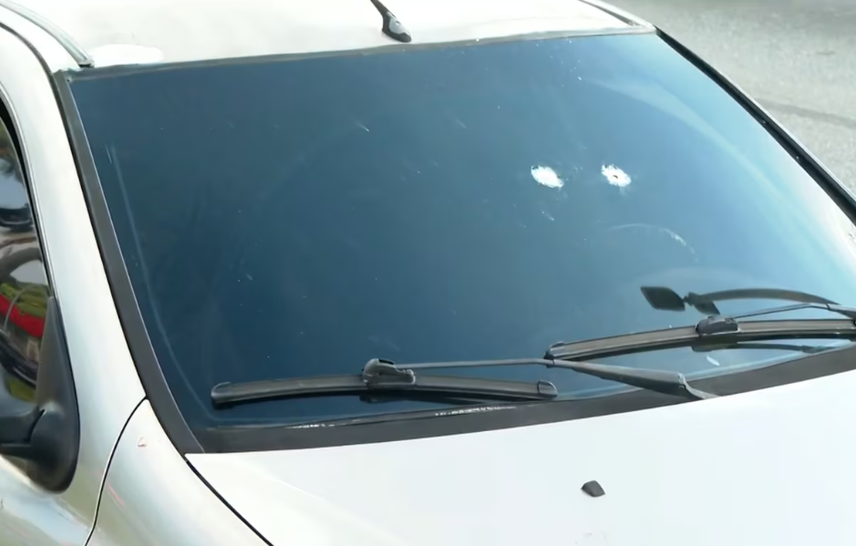 O carro da família de Juliana foi alvejado por tiros da Polícia Rodoviária Federal. O pai dela, Alexandre Rangel, foi acertado no dedo