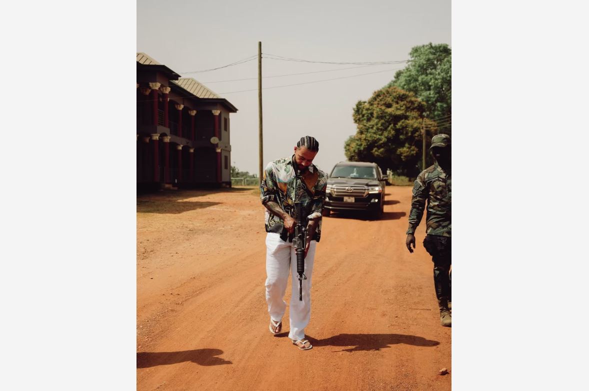 Memphis Depay posa com fuzil em visita ao exército de Gana