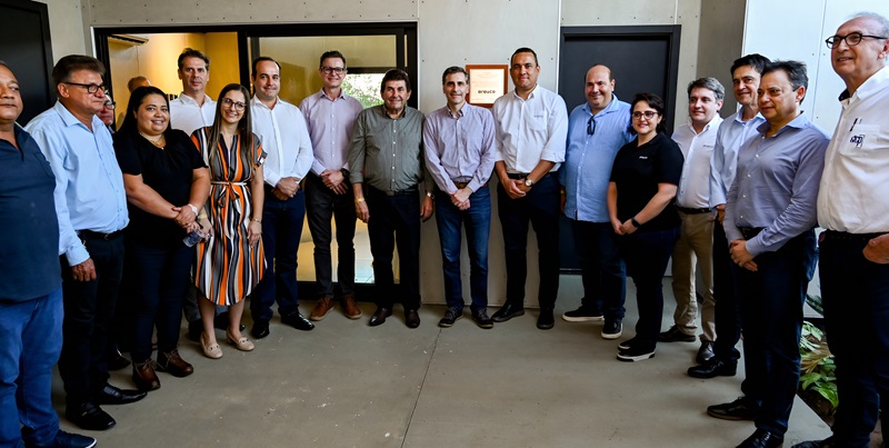  Representantes da Arauco e autoridades locais durante a inauguração da Casa Arauco em Inocência, destacando sustentabilidade e diálogo com a comunidade.