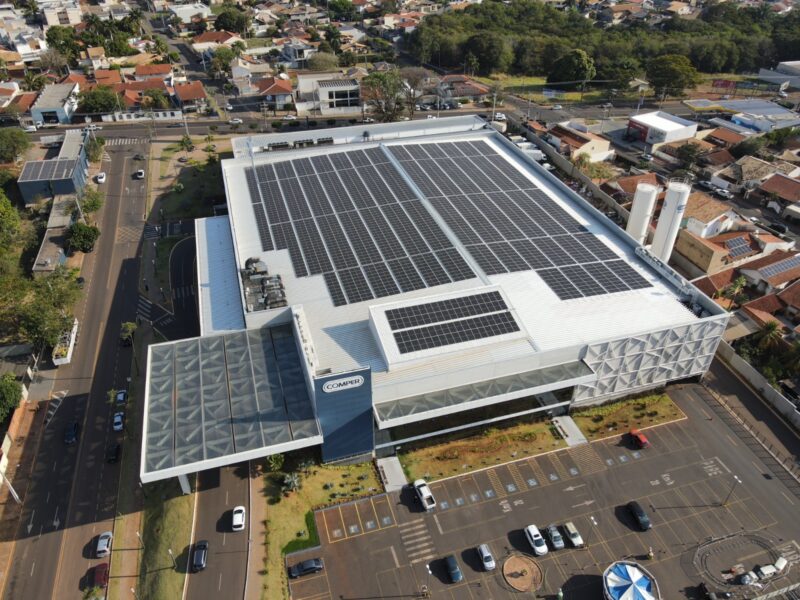 No Comper Itanhangá, supermercado da rede localizado em Campo Grande (MS), por exemplo, toda a estrutura da loja é coberta por placas fotovoltaicas
