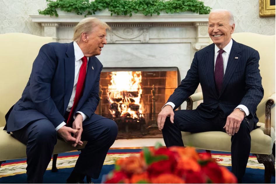 O presidente dos Estados Unidos, Joe Biden, conversa com o presidente eleito dos Estados Unidos, Donald Trump, em Washington, Estados Unidos