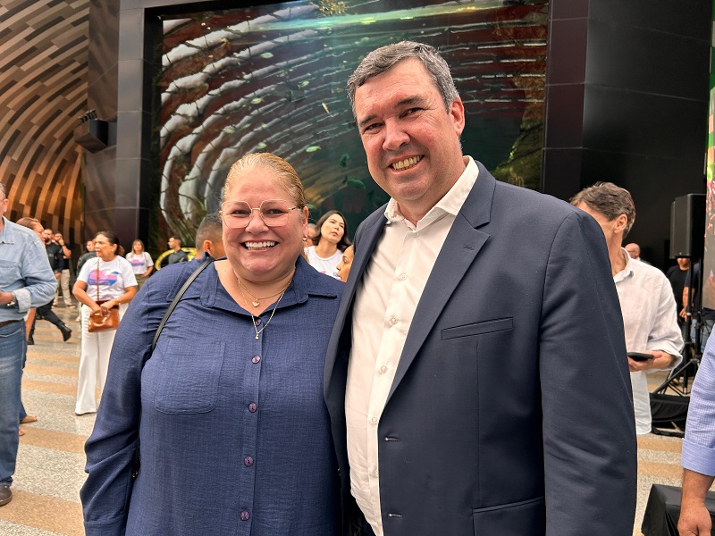 Sudefensora-geral, Lucienne Borin Lima, com o governador de MS, Eduardo Riedel 