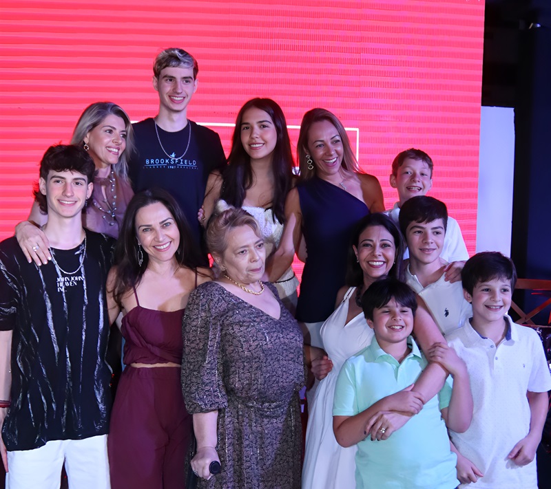 Descendentes da família Gibran celebram o legado e a homenagem recebida durante a cerimônia de entrega do Edifício Gibran, símbolo de tradição e inovação.