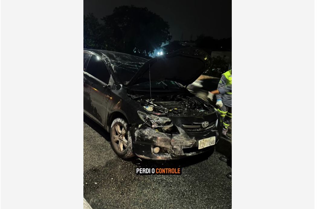 A ator Babu Santana sofreu um acidente de carro a via expressa TransOlímpica, na zona oeste do Rio de Janeiro