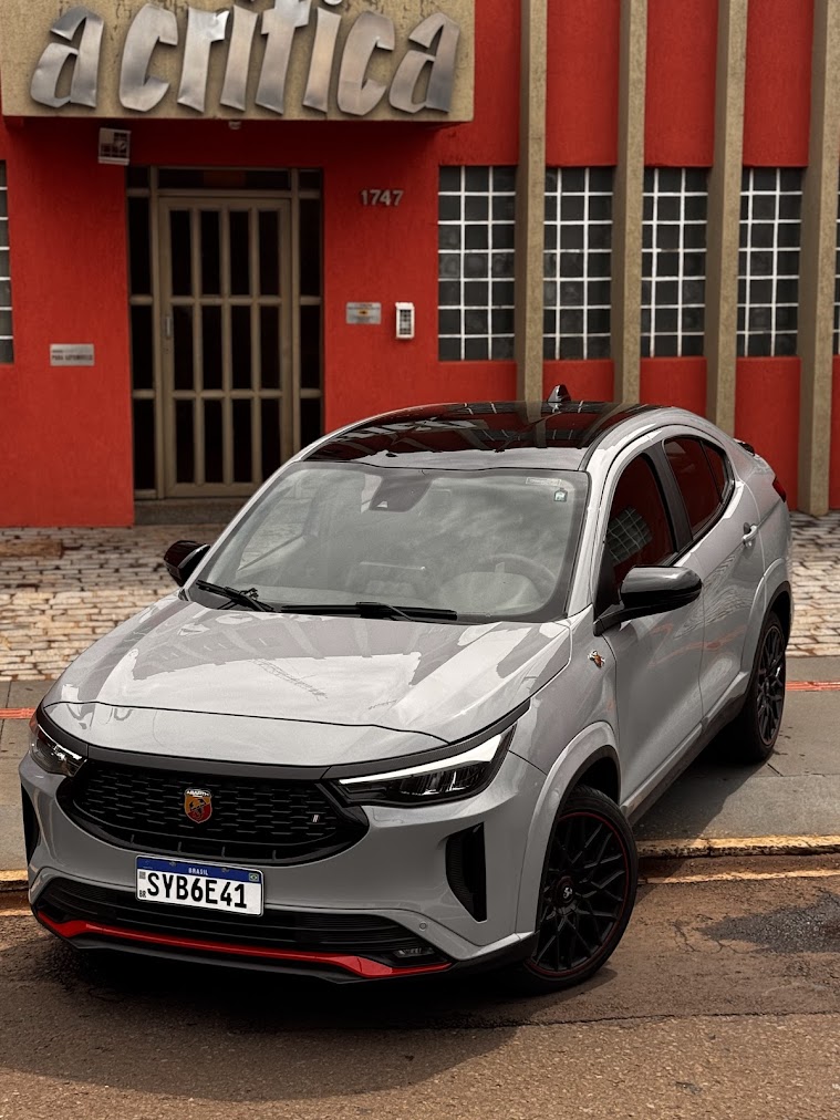 O Fiat Fastback Abarth estacionado em frente à sede do jornal A Crítica. Design agressivo, linhas fluidas e detalhes esportivos marcam presença.