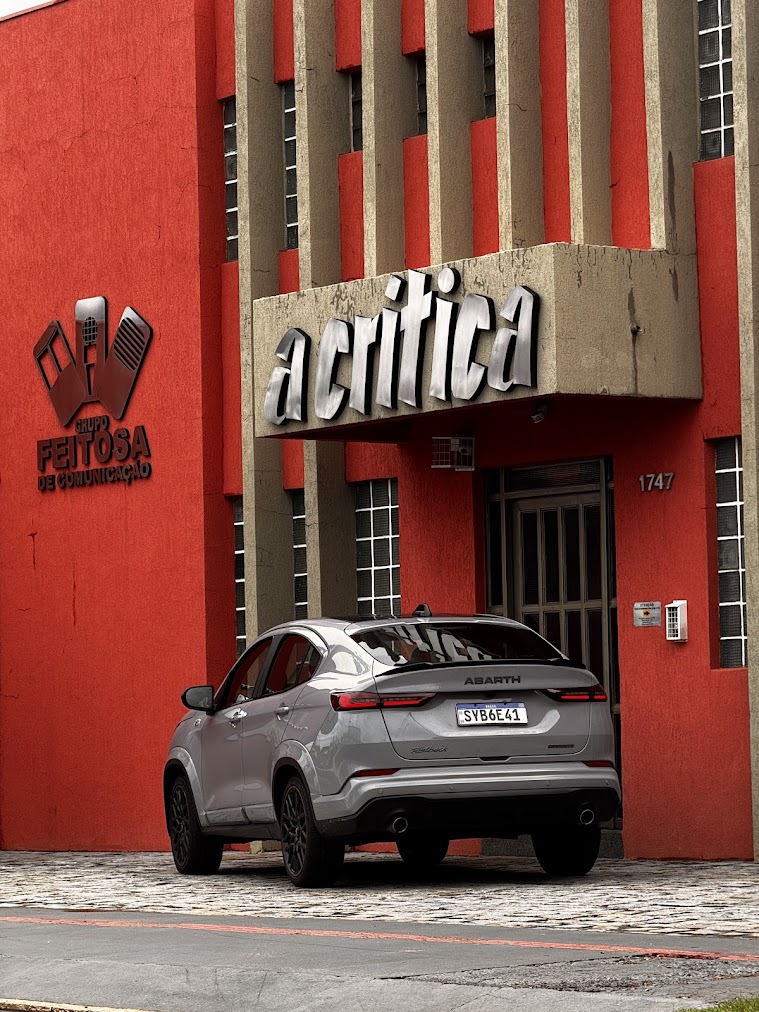Traseira do Fiat Fastback Abarth destaca o aerofólio esportivo, lanternas estilizadas e escapamento duplo que reforçam a proposta dinâmica do modelo.