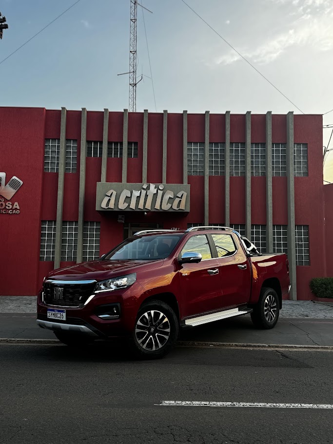 Fiat Titano estacionada em frente à sede do jornal A Crítica, em Campo Grande, destacando seu design robusto e moderno.