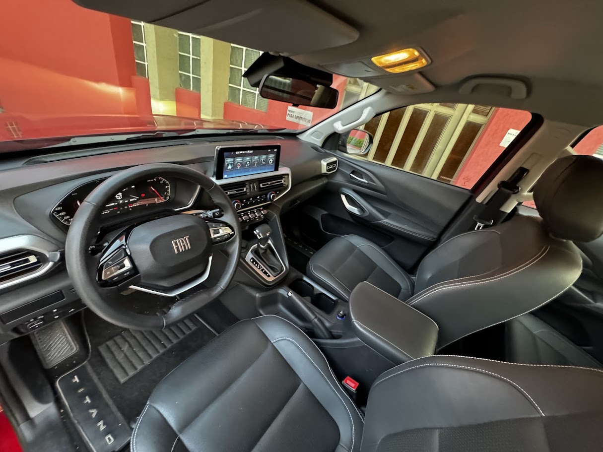Espaço interno da Fiat Titano: conforto e praticidade em evidência, com acabamentos modernos e ótima disposição dos comandos.