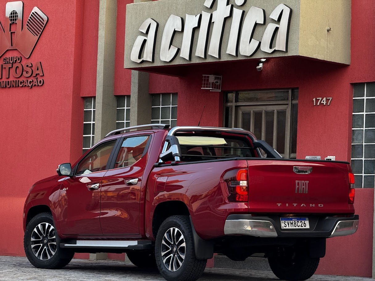 Espaço interno da Fiat Titano: conforto e praticidade em evidência, com acabamentos modernos e ótima disposição dos comandos.