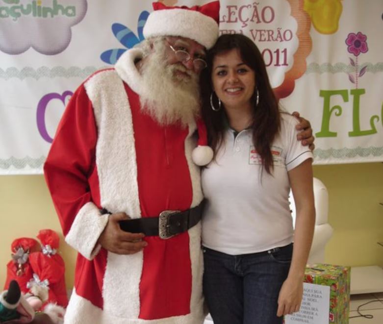 A escritora Tatiana Lazzarotto ao lado do pai, o Papai Noel do Brasil. Foto: Tatiana Lazzarotto/Arquivo Pessoal