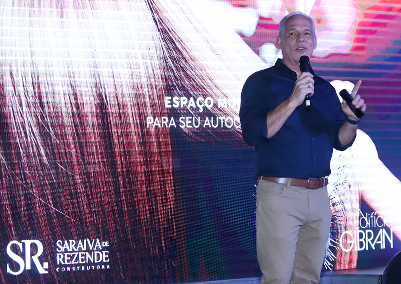 Pastor Gladston Amorim conduz momento de bênção durante a cerimônia de entrega do Edifício Gibran, destacando harmonia e paz para os futuros moradores.