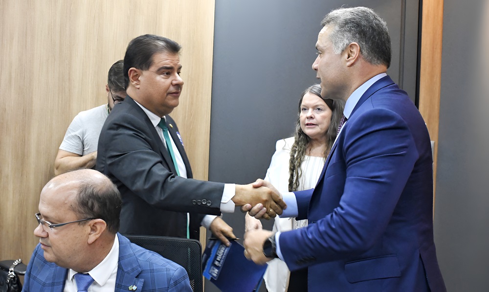 Encerramento da reunião no Ministério dos Transportes com cumprimento formal entre os participantes, simbolizando o compromisso com a continuidade do ramal ferroviário de Ponta Porã.