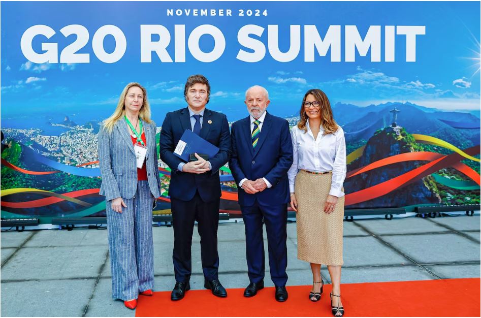 O presidente da Argentina, Javier Milei, acompanhado de sua irmã, Karina, com o presidente brasileiro Luiz Inácio Lula da Silva, e a primeira-dama, Rosângela da Silva, na cúpula do G20
