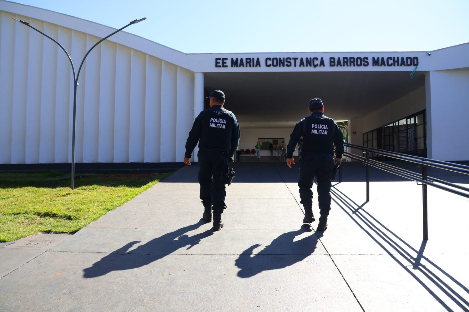 Policiais militares patrulham a Escola Estadual Maria Constança Barros Machado, simbolizando a integração entre segurança pública e educação como pilares essenciais para a prevenção da violência e construção de um futuro mais seguro em Mato Grosso do Sul