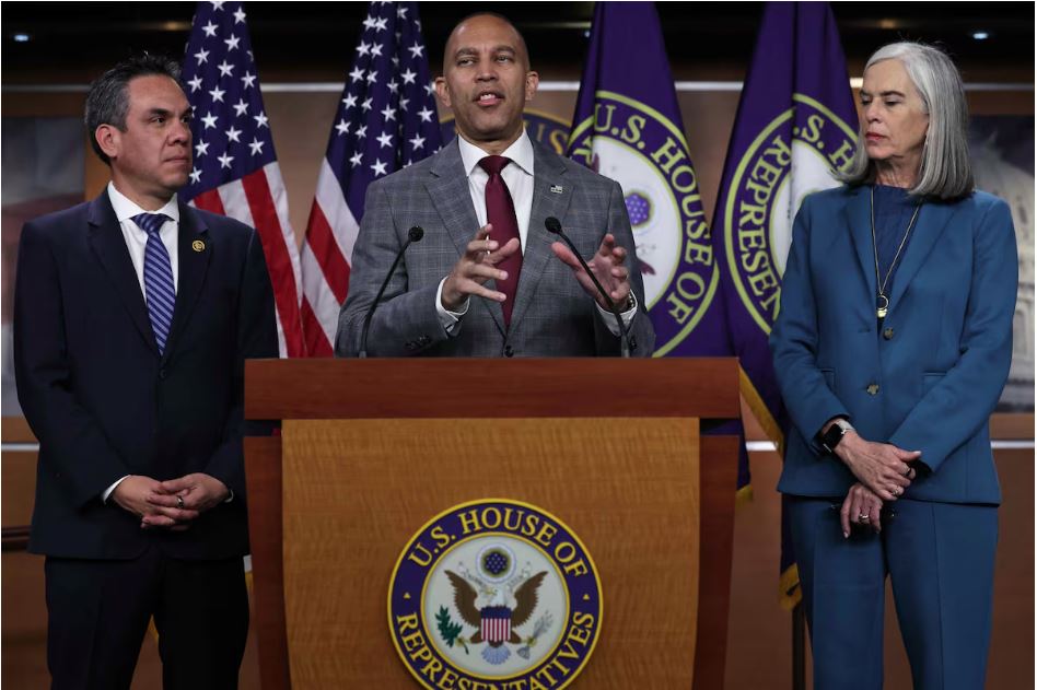 O líder da minoria na Câmara dos Deputados, o democrata Hakeem Jeffries, participa de uma coletiva de imprensa em Washington