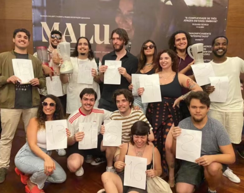 Candidatos no concurso de sósias de Selton Mello posam para foto no saguão do cinema 