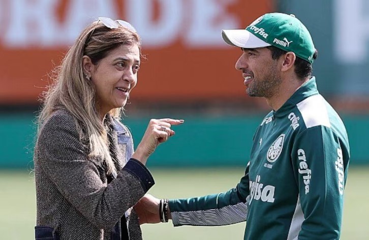 Abel Ferreira conversa com a presidente Leila Pereira durante treinamento na Academia de Futebol 