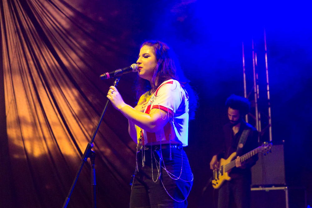 A cantora Gio Resquin emocionou o público com seu show, que celebrou suas raízes culturais (Foto: Daniel Reino/Setesc)