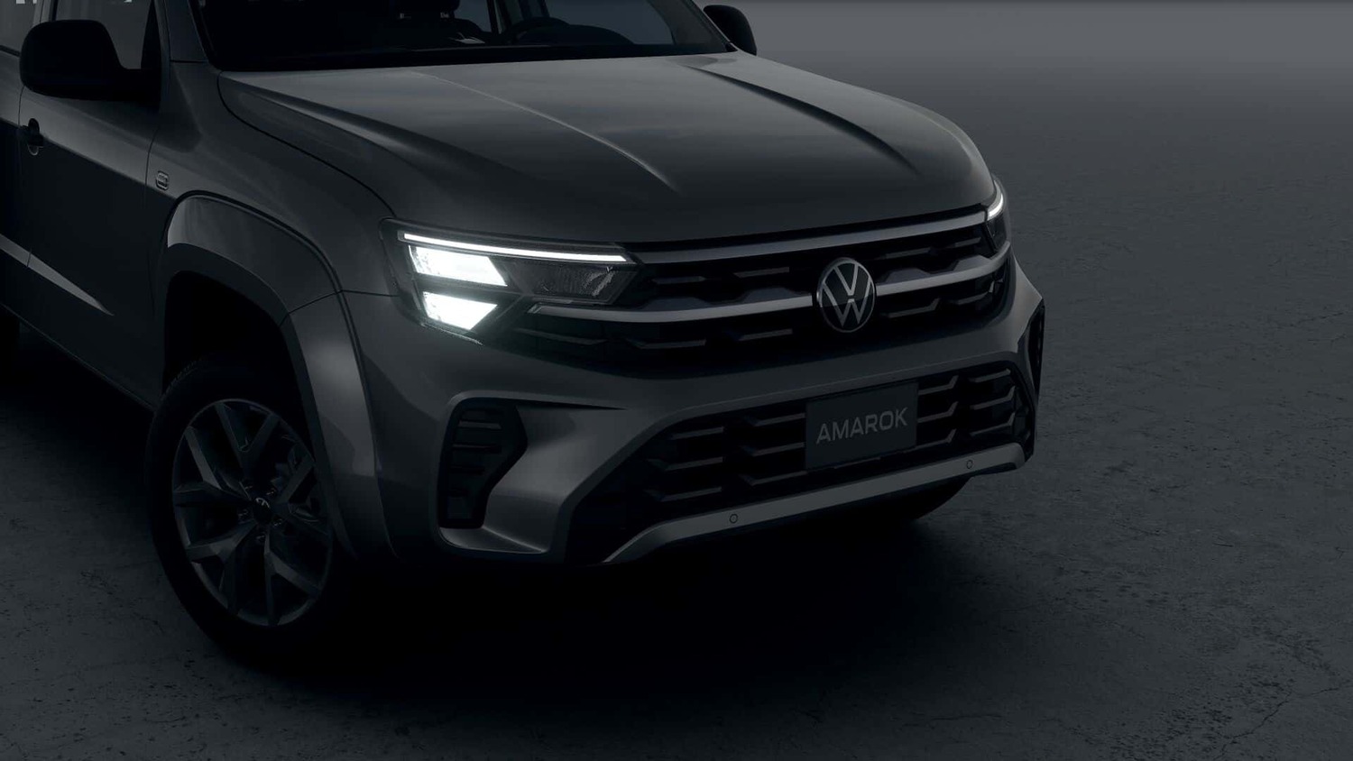 Detalhe do conjunto óptico em LED da Amarok Trendline, oferecendo visibilidade superior em todas as condições.