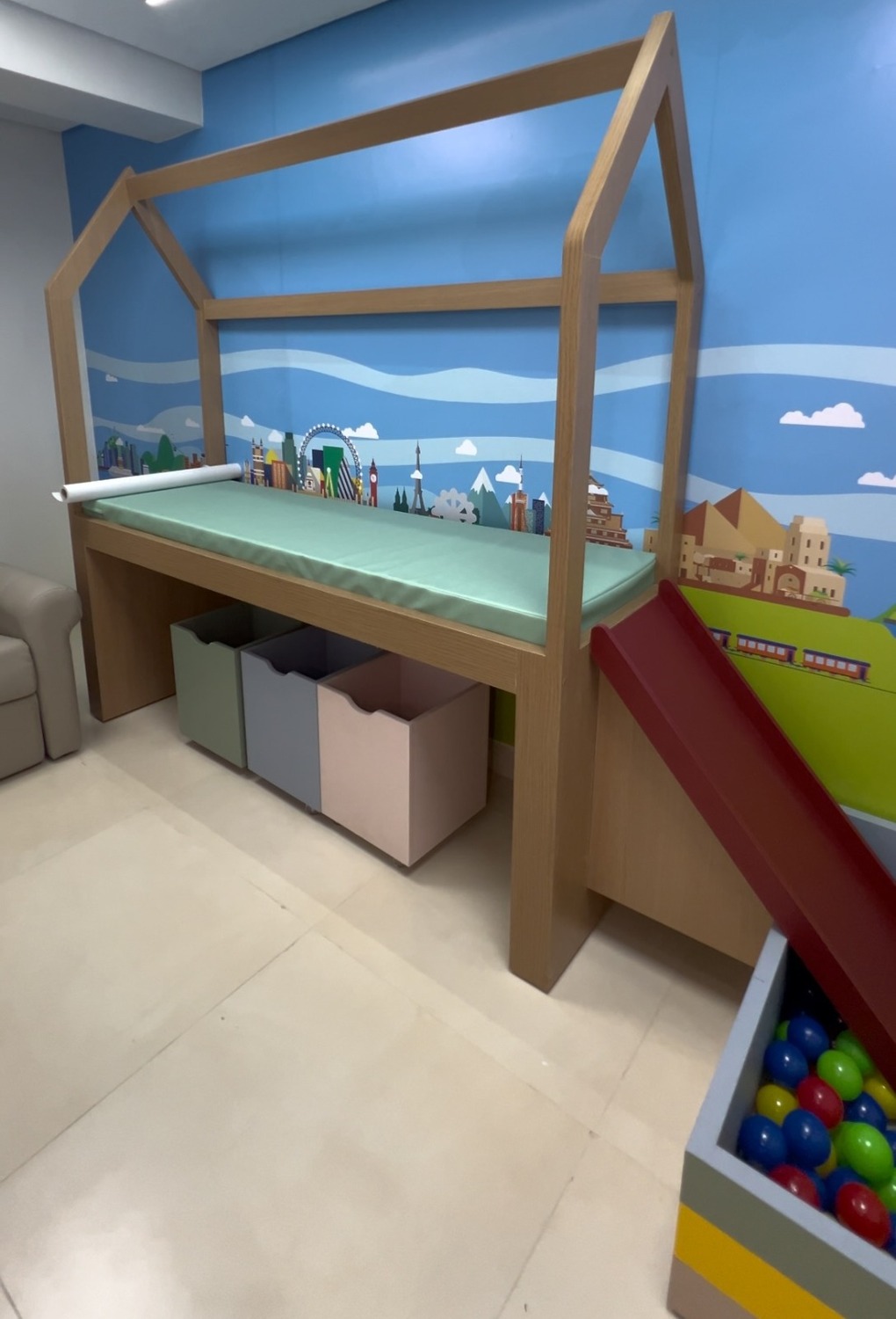 Com estrutura moderna e aconchegante, o novo laboratório conta com box de coletas individuais, pediátricos, área kids, fraldário, espaço para café
