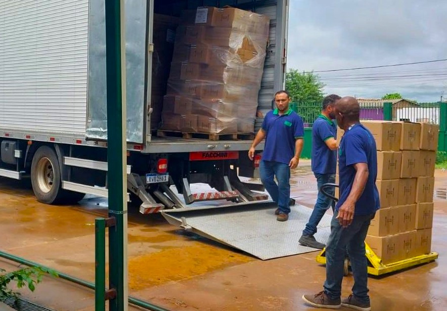 Entrega dos kits nas escolas