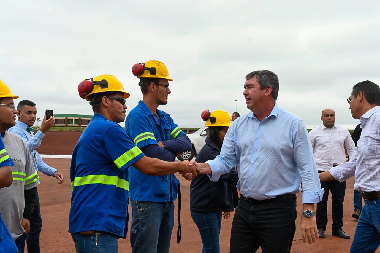 Durante a cerimônia, Eduardo Riedel destaca a importância do empreendimento para impulsionar a agroindustrialização em Mato Grosso do Sul.