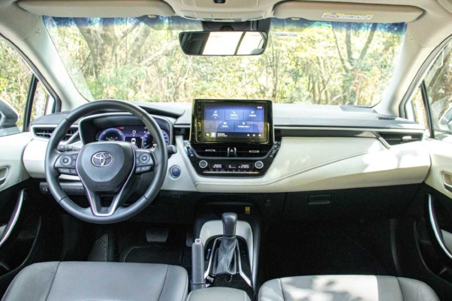 Interior do Toyota Corolla 2025: destaque para a nova central multimídia de 10 polegadas, painel digital e acabamento refinado que combinam tecnologia e conforto.