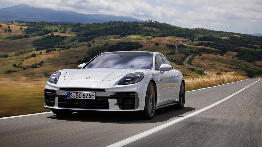 Panamera Turbo S E-Hybrid em ação, exibindo sua performance em estradas