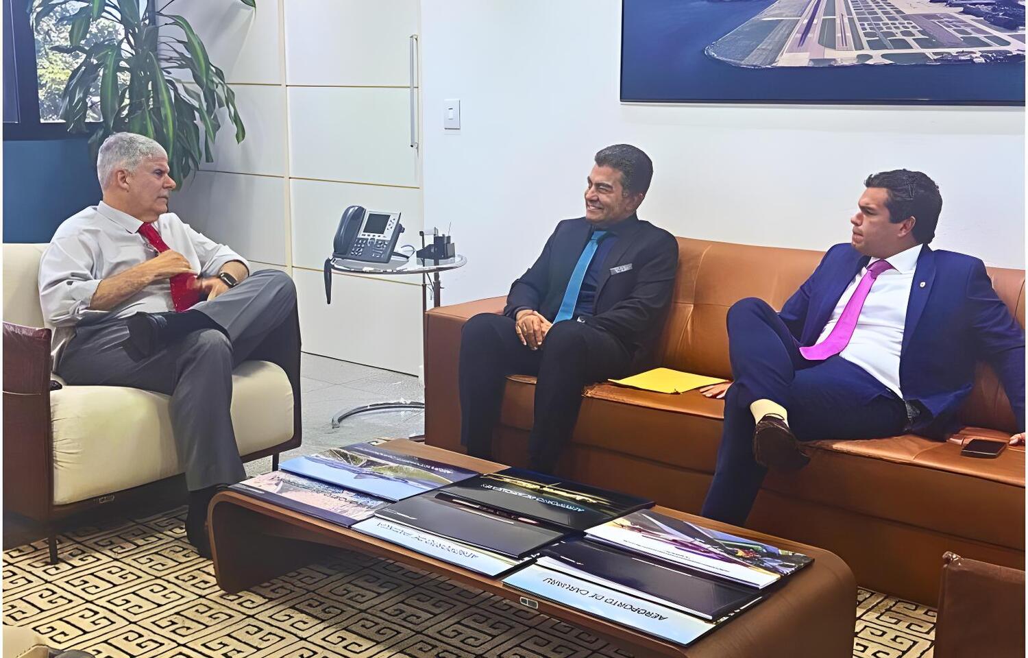 Marçal Filho e o deputado Beto Pereira com Rogério Amado Barzellay, presidente da Empresa Brasileira de Infraestrutura Aeroportuária 