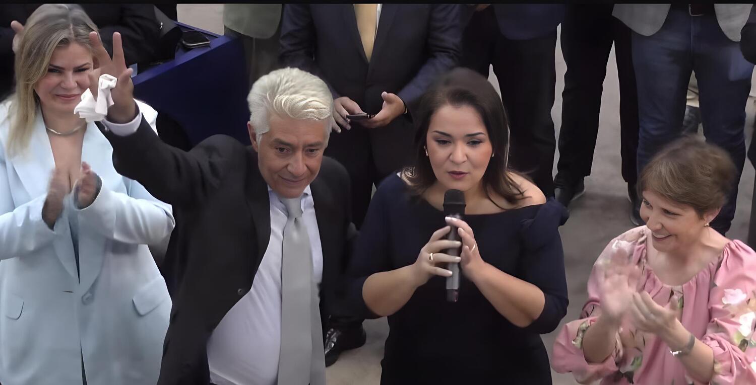 Novo secretário de Governo, Youssif Domingos, celebra posse com a prefeita Adriane Lopes nesta manhã, destacando compromisso com a gestão.