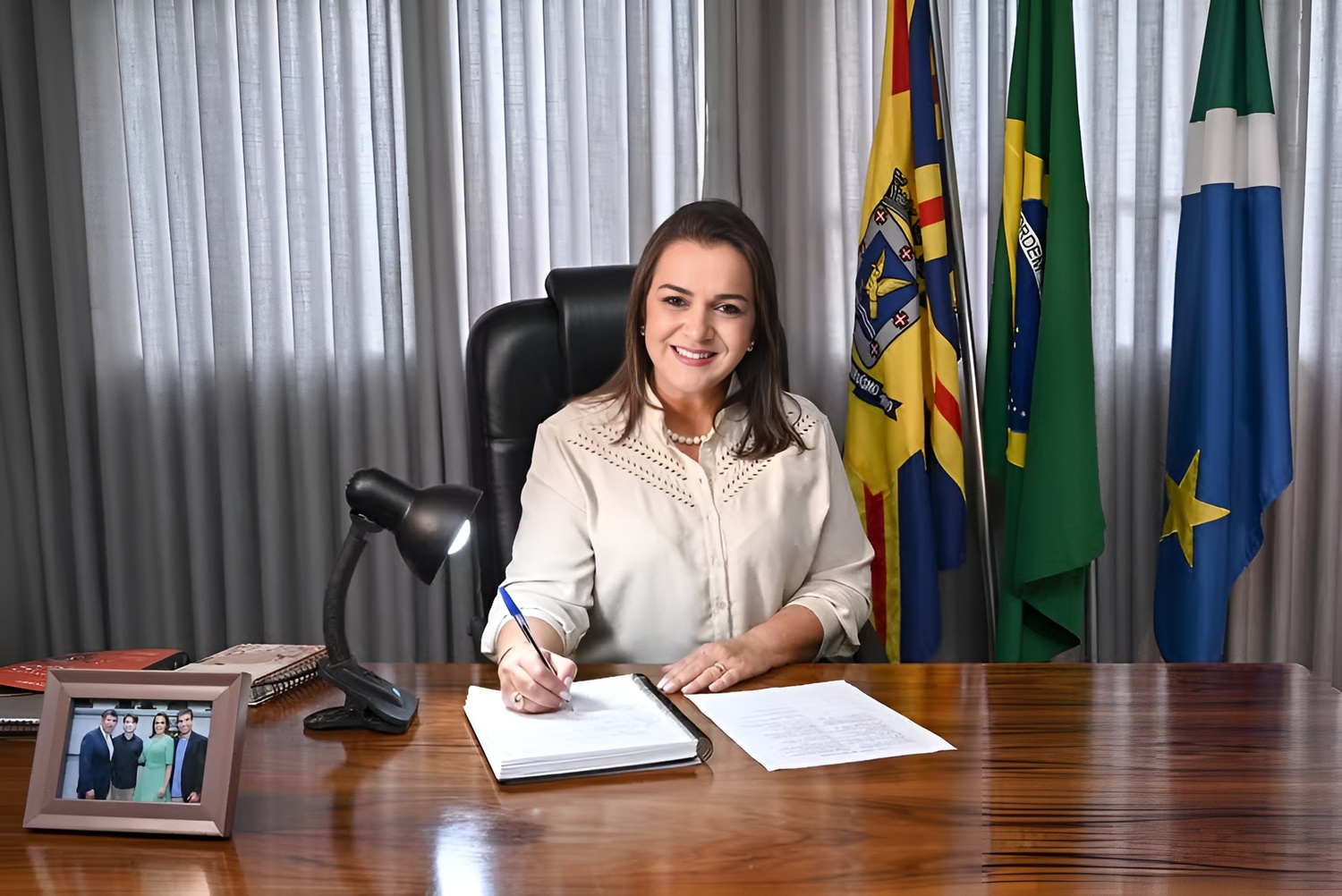 A prefeita Adriane Lopes inicia seu segundo mandato em Campo Grande com uma estratégia clara: nomear gradualmente sua nova equipe de secretários até 10 de janeiro