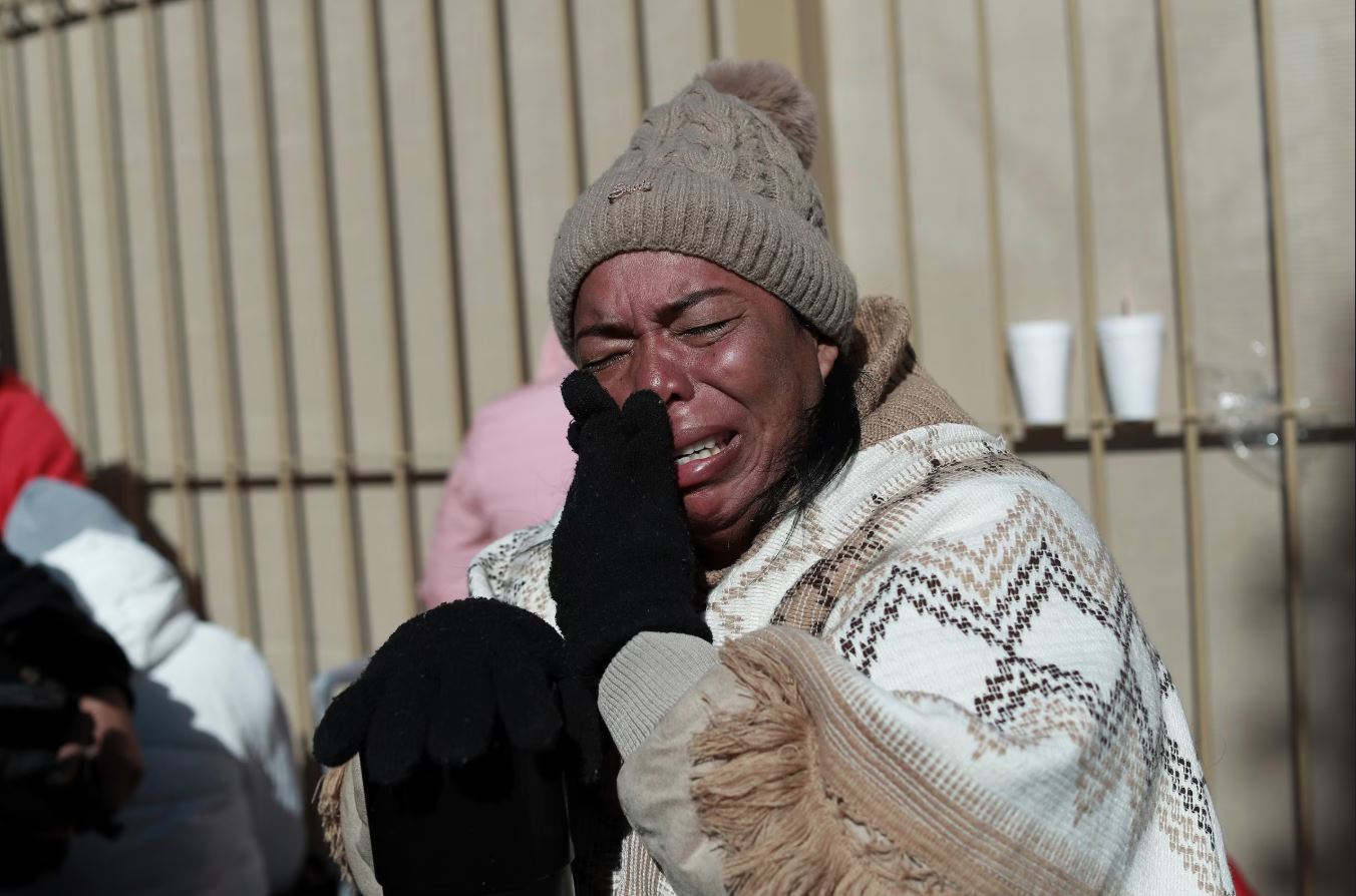 Na fronteira do México com os EUA, imigrantes choram ao ter agendamentos no CBP One cancelados. Aplicativo que permitia a entrada de requerentes de asilo no país enquanto pedidos eram processados foi encerrado pelo governo Donald Trump.