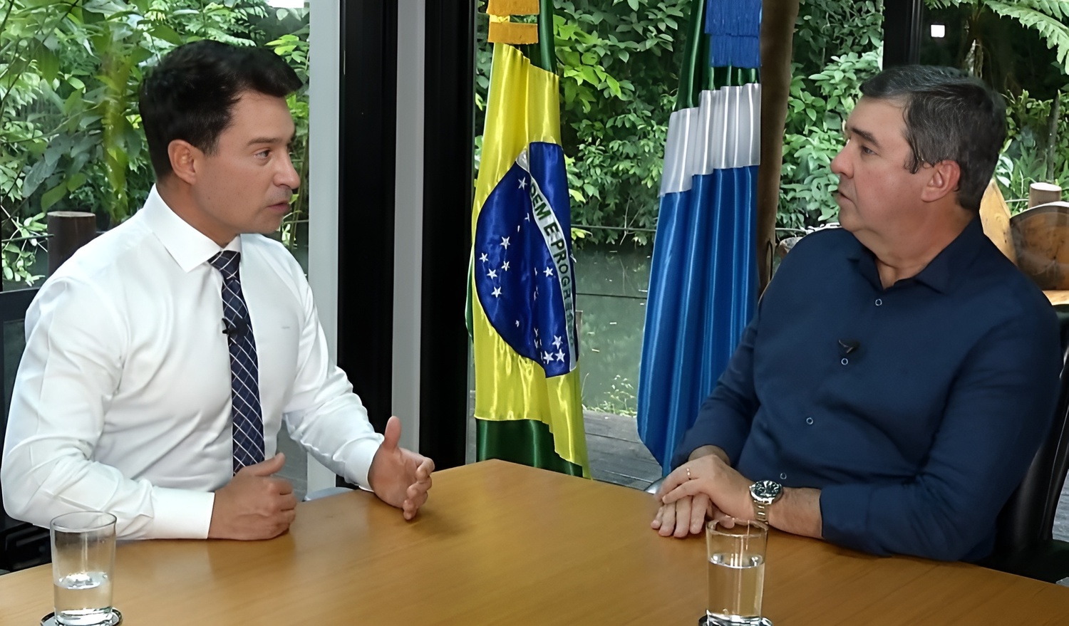  Governador Eduardo Riedel e jornalista Tatá Marques discutem temas como sustentabilidade, economia e infraestrutura para Mato Grosso do Sul.