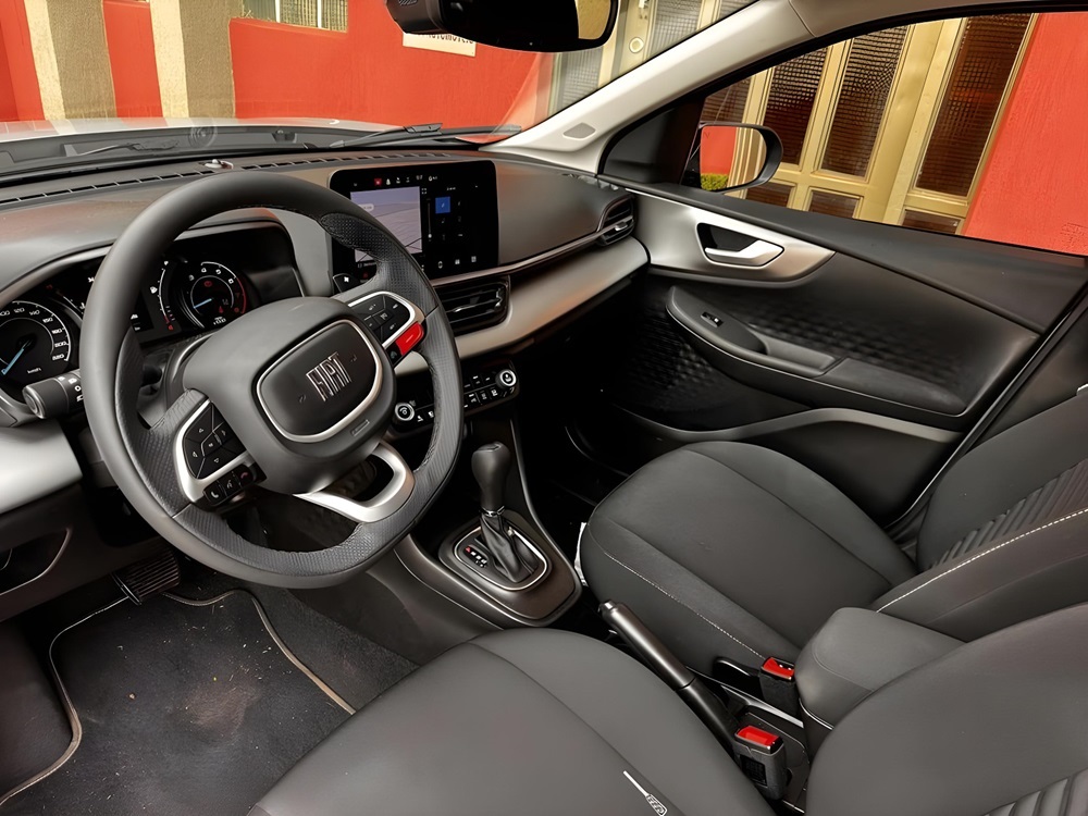 Interior do Fiat Pulse Hybrid combina tecnologia e conforto, destacando-se no segmento híbrido-leve.