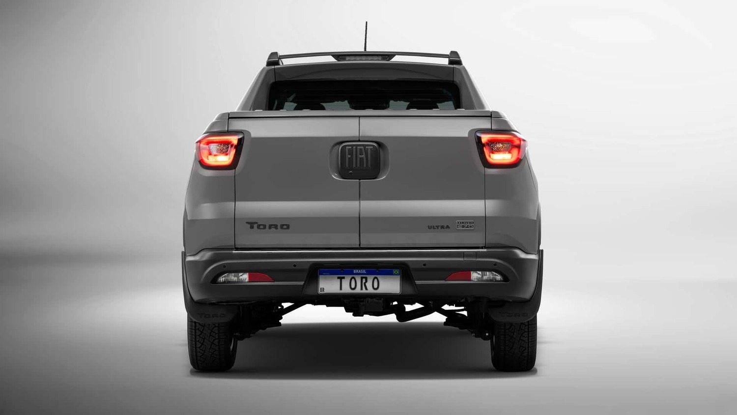 Vista traseira da Fiat Toro Ultra 2025, com novas lanternas e capota rígida incluída de série.