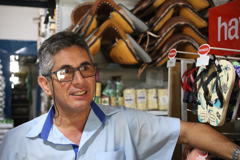 Gelson Aparecido é gerente de uma loja de variedades