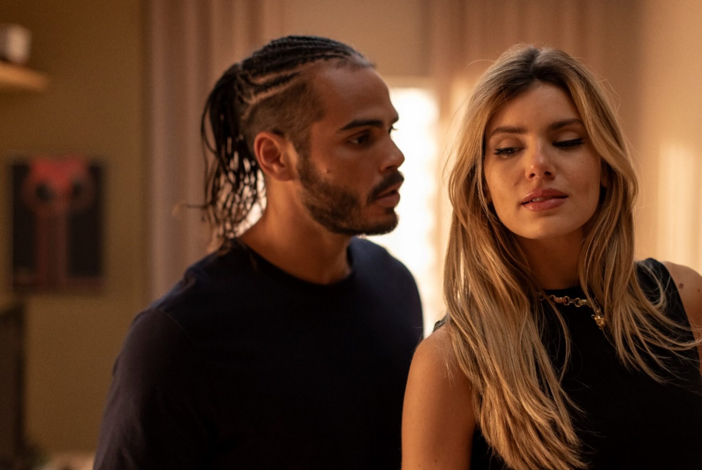 Os atores Romaní e Camila Queiroz em 'Beleza Fatal' 
