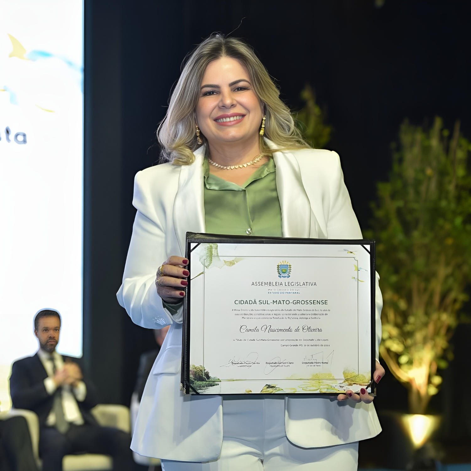 Camila Nascimento, vice-prefeita de Campo Grande, exibe com orgulho o título de Cidadã Sul-Mato-Grossense, concedido pela Assembleia Legislativa. Registro de arquivo, captado em 1º de novembro de 2024. (Foto: Reprodução)