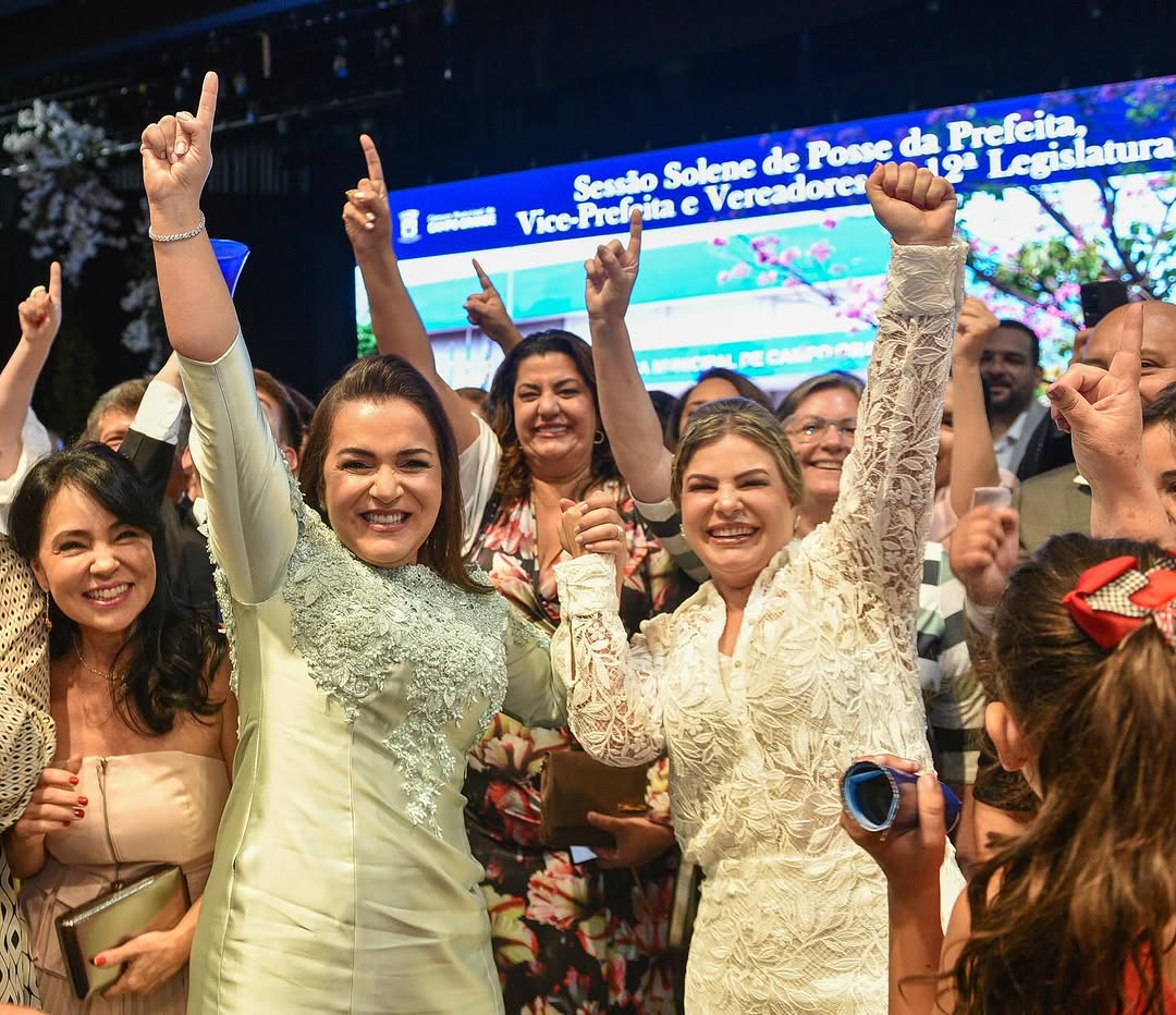 Em clima de celebração, Adriane Lopes e Camila Nascimento comemoram ao lado de apoiadores após a posse oficial. O momento foi marcado por emoção e aplausos.
