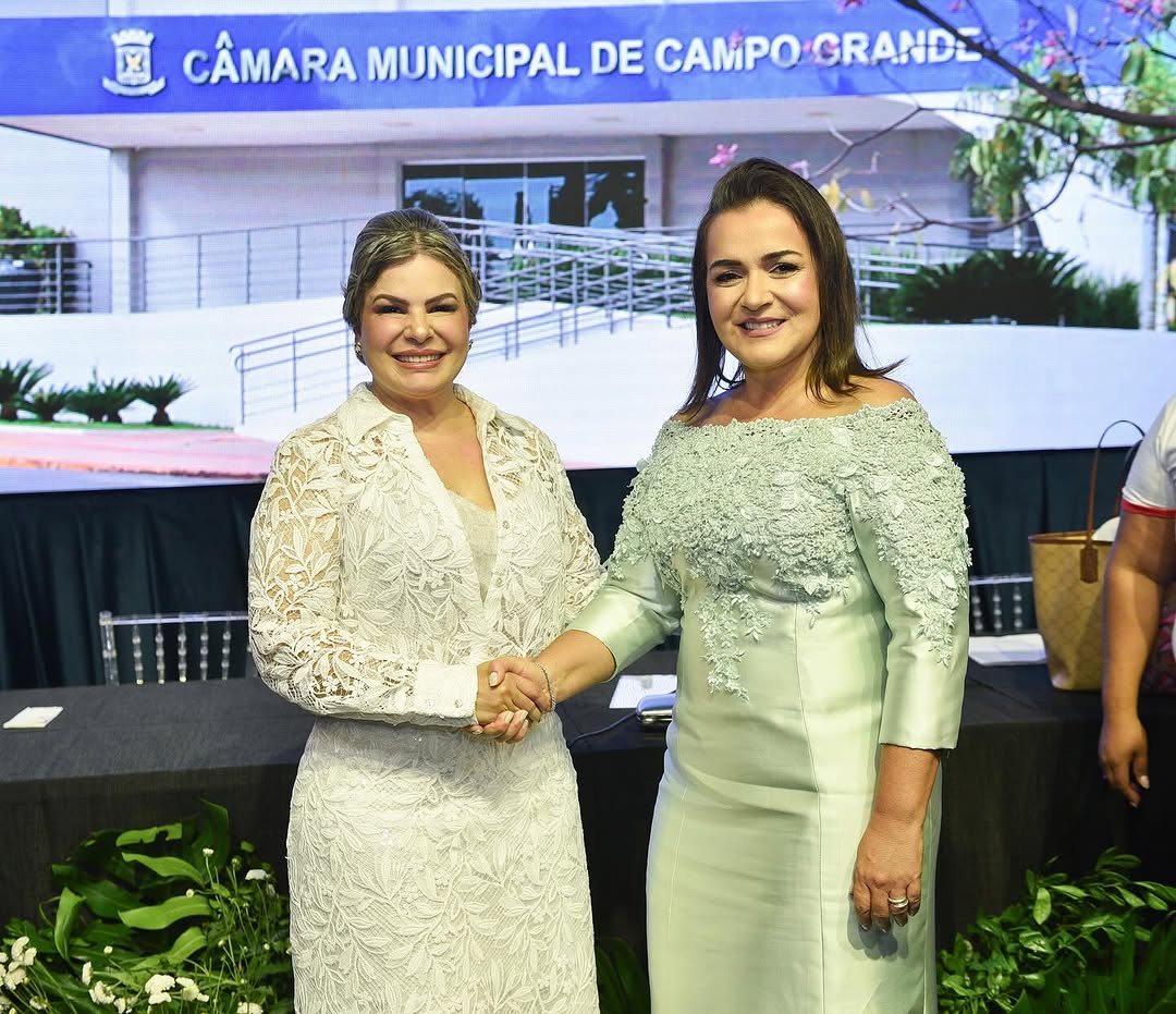 A prefeita Adriane Lopes e a vice-prefeita Camila Nascimento celebram juntas o início do novo mandato em Campo Grande. 