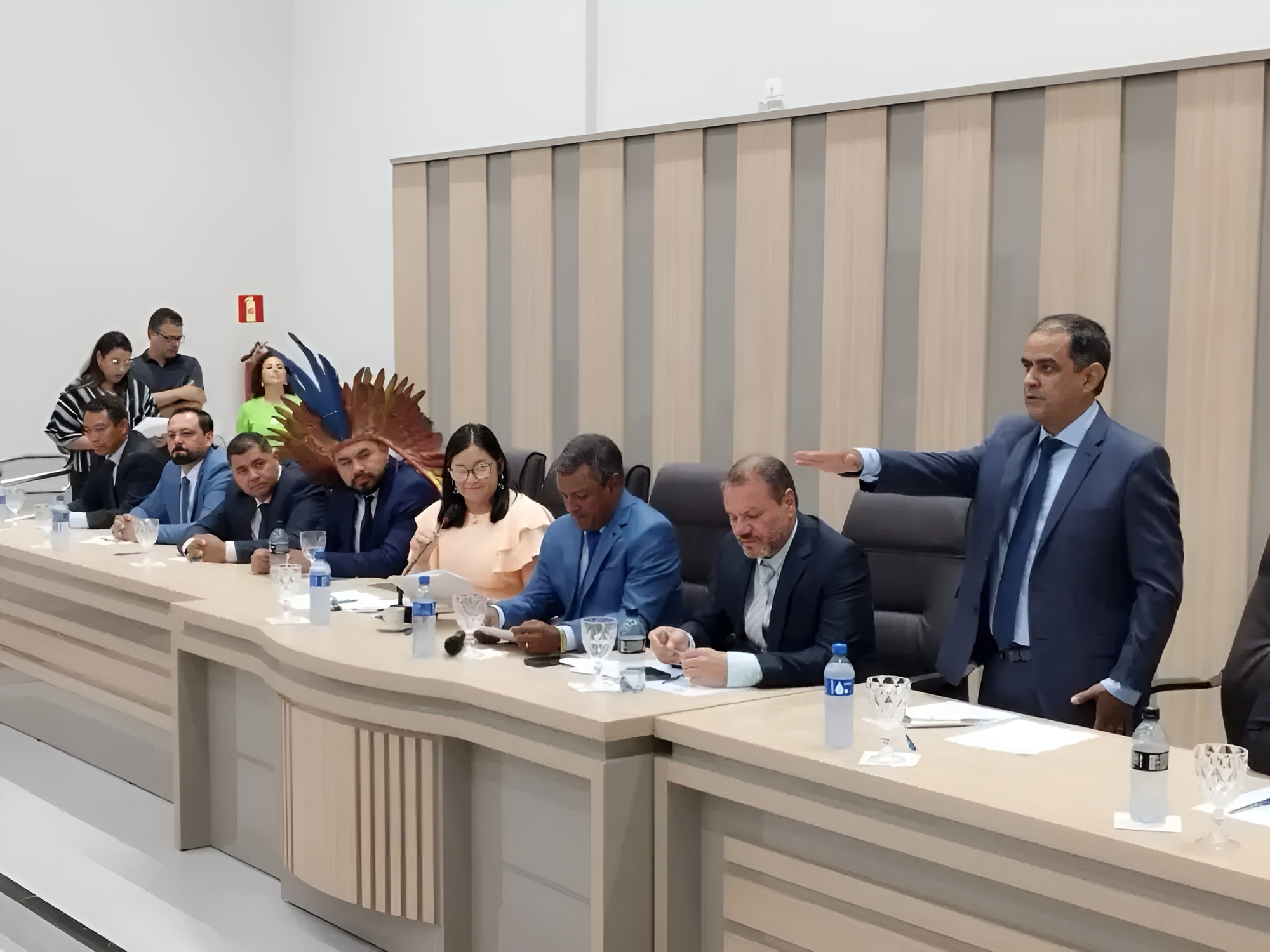 O prefeito interino Hélio Acosta e vereadores eleitos para a legislatura 2025-2028 participam da cerimônia de posse na Câmara Municipal de Paranhos.