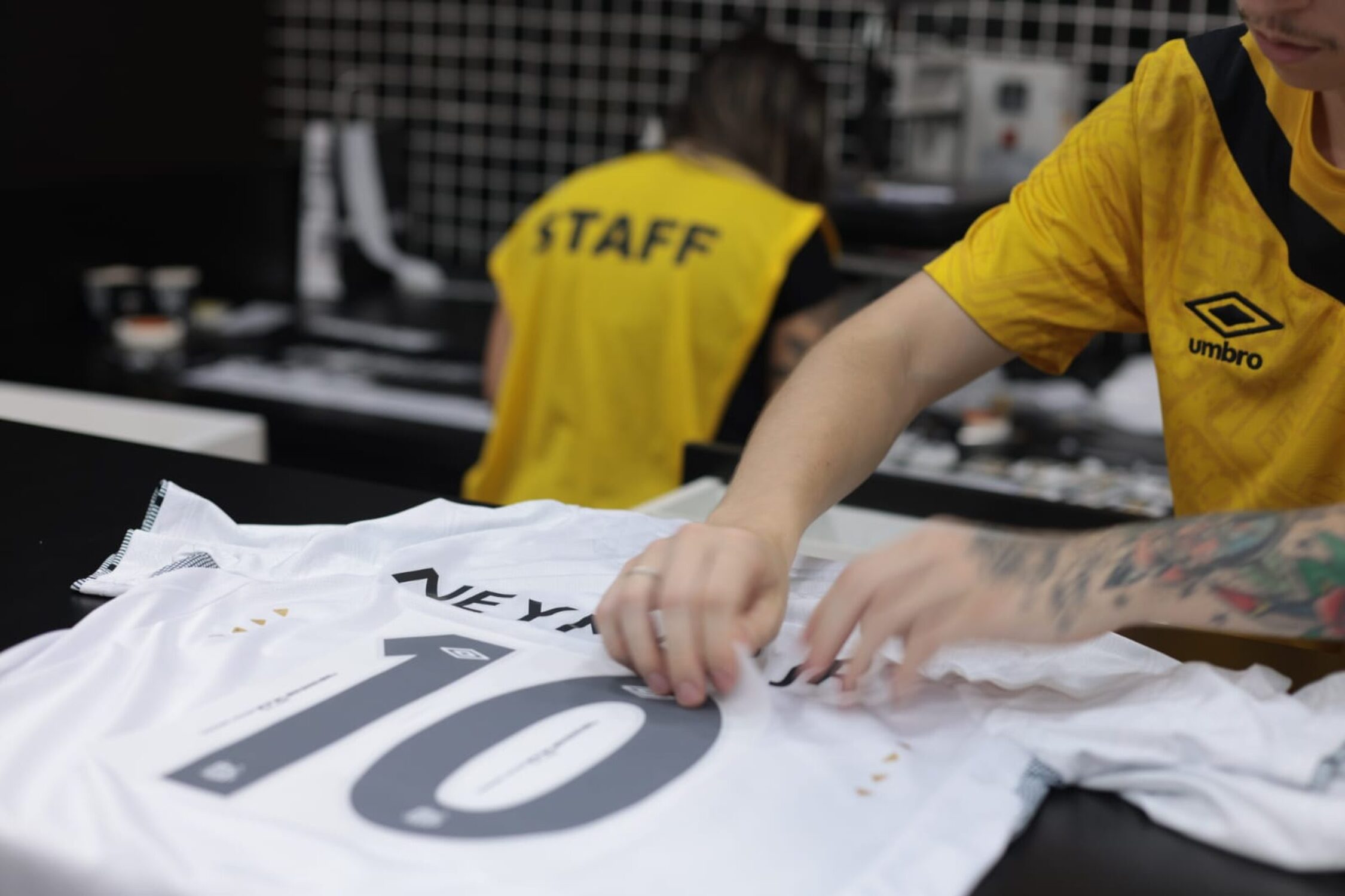 Camisa personalizada com nome de Neymar e o número 10 é vendida por R$ 439 na loja do Santos