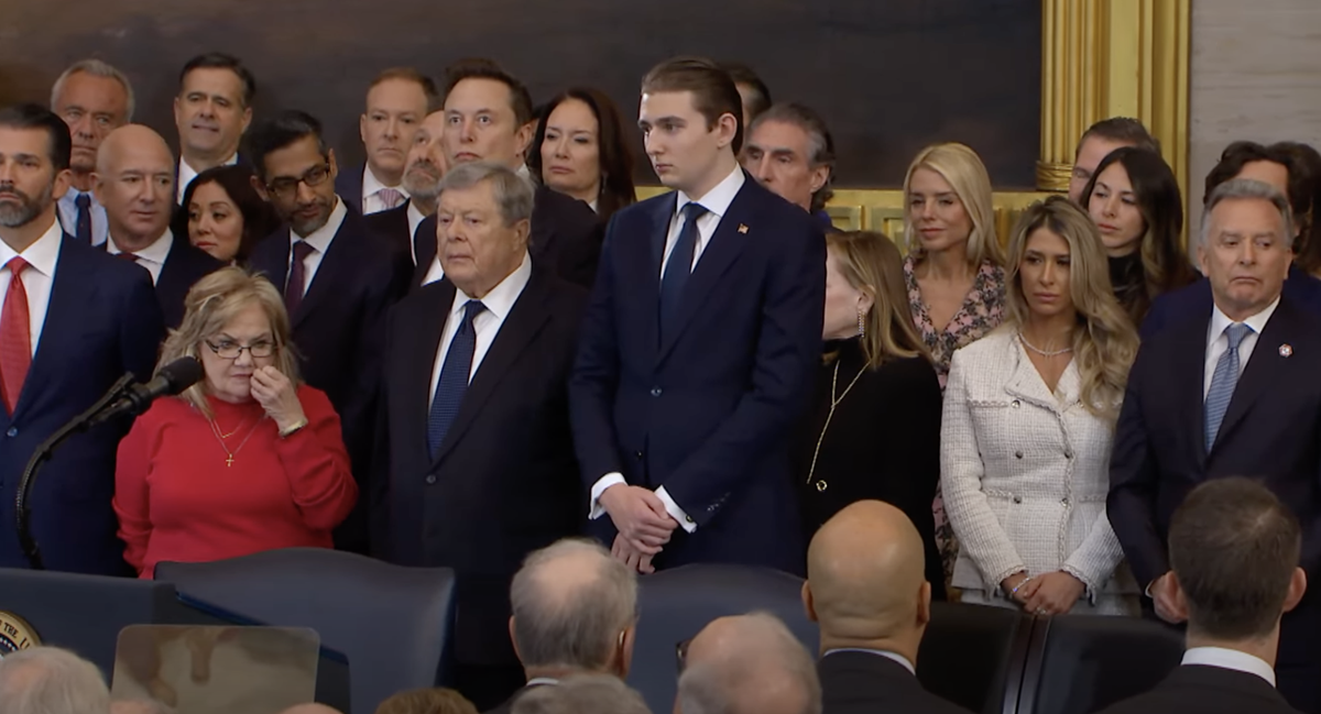 da esquerda para a direita: Donald Trump Jr., Jeff Bezos (fundador da Amazon), Sundar Pichai (CEO do Google); Elon Musk (CEO da Tesla e da SpaceX), Viktor Knavs (pai da primeira-dama Melania Trump) e Barron Trump (filho de Trump).